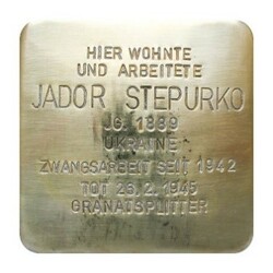 Stolperstein mit der Inschrift: Hier wohnte und arbeitete Jador Stepurko, JG. 1889, Ukraine, Zwangsarbeit seit 1942, Tot 26.2.1945, Granatsplitter