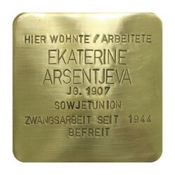 Stolperstein mit der Inschrift: Hier wohnte und arbeitete Ekatarine Arsentjeva, JG. 1907, Sowjetunion, Zwangsarbeit seit 1944, Befreit