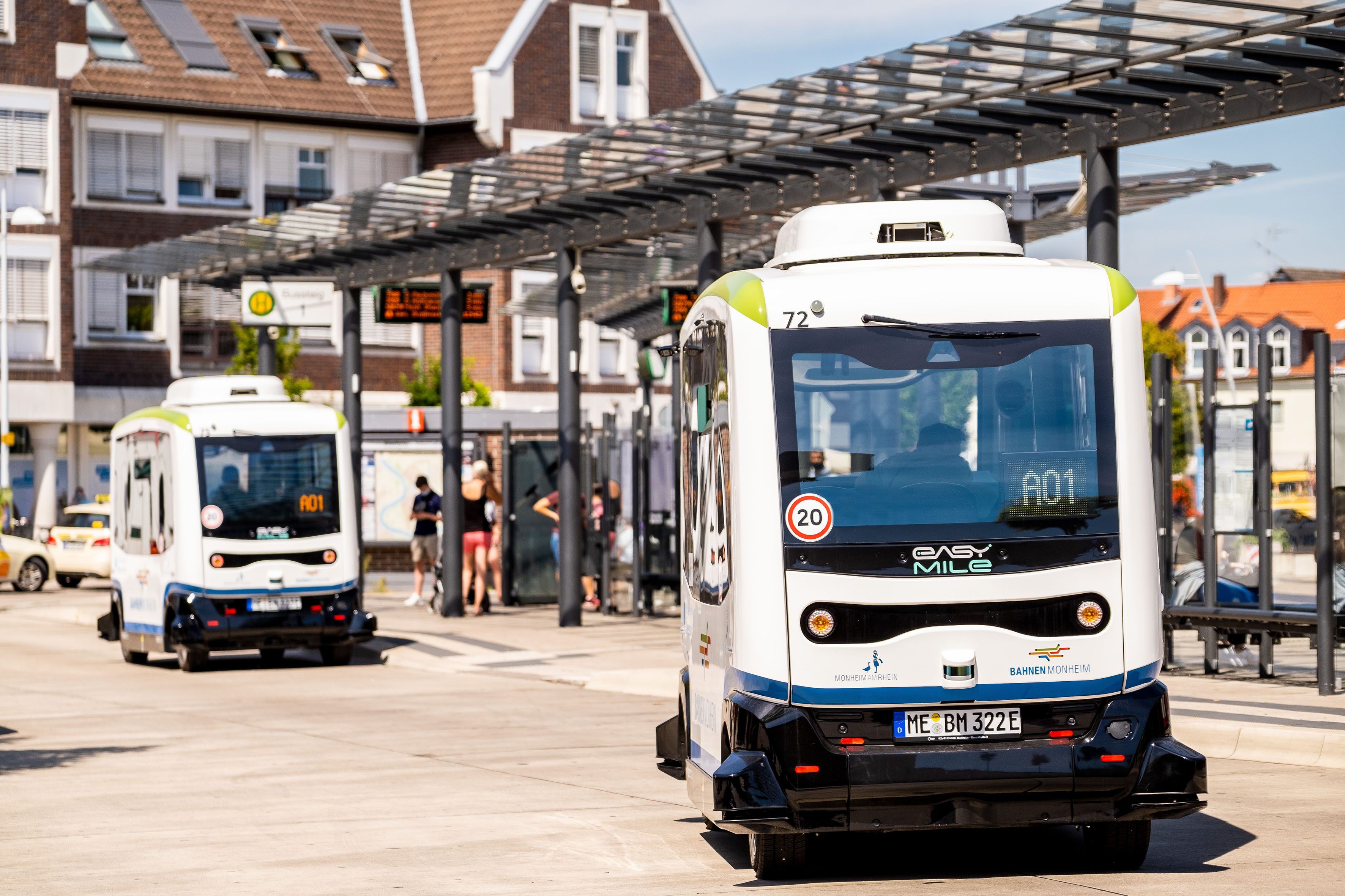 Zwei autonome Busse am Busbahnhof in Monheim am Rhein