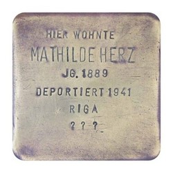 Stolperstein mit der Inschrift: Hier wohnte Mathilde Herz, JG. 1889, Deportiert 1941, Riga, ???