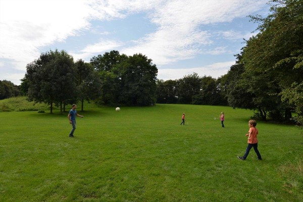 Auf der Monheimer Bürgerwiese gibt es derzeit weite Freiflächen zum Fußball- und Federballspielen. Nun soll das Gelände zusätzlich aufgewertet werden. Foto: Stephan Brendgen
