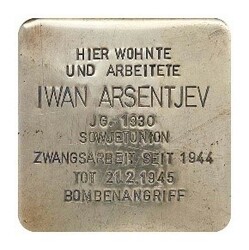 Stolperstein mit der Inschrift: Hier wohnte und arbeitete Iwan Arsentjev, JG. 1930, Sowjetunion, Zwangsarbeit seit 1944, Tot 21.2.1945, Bombenangriff
