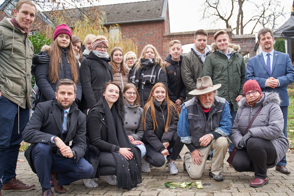 Die beiden Bürgermeister Marek Charzewski (r.) und Daniel Zimmermann mit einigen PUG-Schülerinnen und Schülern, der polnischen Gästegruppe und Künstler Gunter Demnig an den Stolpersteinen der Familie Krawiec vor dem alten Vogtshof. Foto: Michael Hotopp