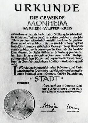 Die von der Landesregierung ausgestellte Urkunde zur Verleihung der Stadtrechte ist unterschrieben von Ministerpräsident Franz Meyers und Innenminister Josef Hermann Dufhues.