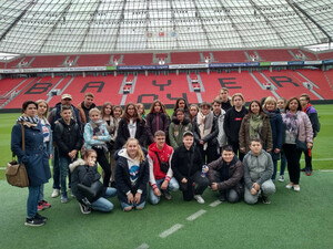 Eine Gruppe Schülerinnen und Schüler auf dem Platz des Leverkusener Fußballstadions