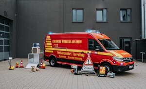 Der kleine Gerätewagen auf einem Hof