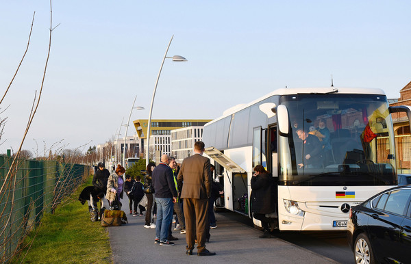 Angekommen am Rhein. Der den Bahnen der Stadt Monheim von Daimler Benz kostenlos zur Verfügung gestellte Bus ist wieder heil zurückgekehrt. Foto(s): Thomas Spekowius