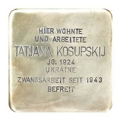 Stolperstein mit der Inschrift: Hier wohnte und arbeitete Tatjana Kosupskij, JG. 1924, Ukraine, Zwangsarbeit seit 1943, Befreit