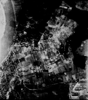 Luftaufnahme des Gebiets rund um die Anlage der Rhenania, die Rhenania selbst ist unter dunklem Rauch verborgen