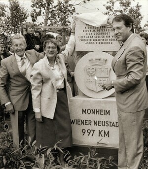 Die ehemalige Bürgermeisterin Ingeborg Friebe enthüllt einen Gedenkstein für die Städtepartnerschaft zwischen Wiener Neustadt und Monheim am Rhein gemeinsam mit Bürgermeister und Altbürgermeister aus Wiener Neustadt