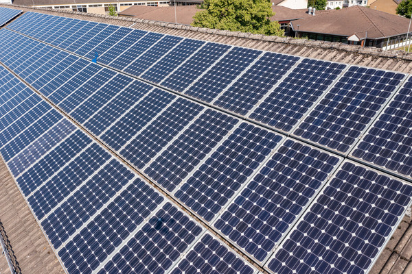 Mit Photovoltaik – wie hier auf dem Dach der Peter-Ustinov-Gesamtschule – kann Sonnenkraft in Strom umgewandelt werden. Foto: Tim Kögler