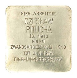 Stolperstein mit der Inschrift: Hier arbeitete Czesław Pitucha, JG. 1913, Polen, Zwangsarbeit seit 1940, Tot 6.4.1945 Tieffliegerbeschuss