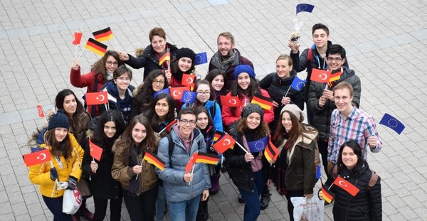 Die türkischen Schüler zusammen mit den betreuenden Lehrkräften und Bürgermeister Daniel Zimmermann vor dem Monheimer Rathaus. Foto: Birte Hauke