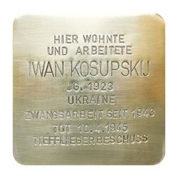 Stolperstein mit der Inschrift: Hier wohnte und arbeitete Iwan Kosupskij, JG. 1923, Ukraine, Zwangsarbeit seit 1943, tot 10.4.1945, Tieffliegerbeschuss