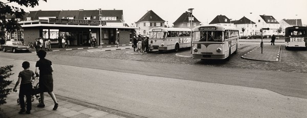 Schwarz-weiß Foto des alten Busbahnhofs