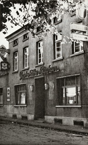 Schwarz-weiß Foto der Fassade der Gaststätte Rüphan am Alten Markt
