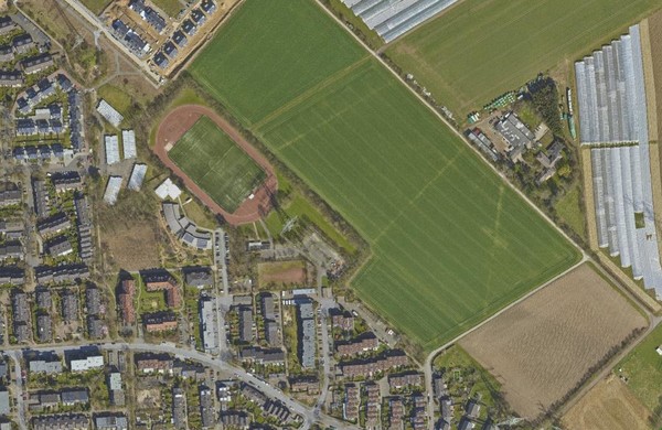 Im Hasholzer Grund Süd soll eine Niedrigenergiesiedlung vor allem für Familien entstehen. Luftfoto: GIS Stadt Monheim am Rhein