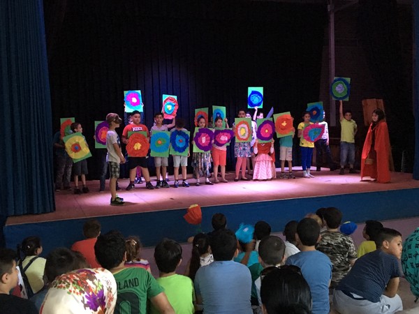 Bunt und kreativ ging es bei der Präsentation der „Wortmalerei“ in der Aula der Hermann-Gmeiner-Schule zu. Foto: Katharina Braun