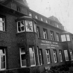 Ein Verwaltungsgebäude der Rhenania, viele Fensterscheiben sind zersplittert