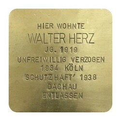 Stolperstein mit der Inschrift: Hier wohnte Walter Herz, JG. 1919, Unfreiwillig verzogen, 1934 Köln, Schutzhaft 1938, Dachau, Entlassen