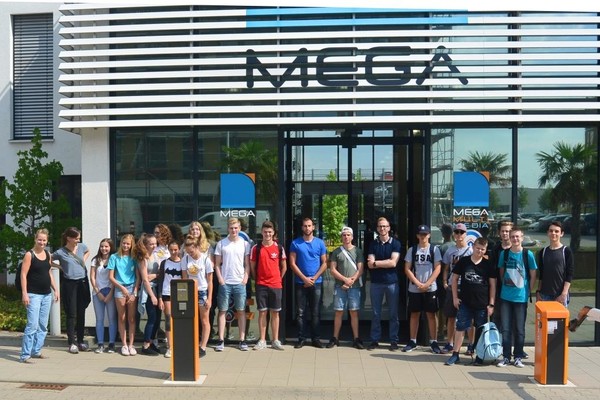 Beim kommunalen Energieversorger MEGA informierten sich die OHG-Schüler über Elektromobilität und die Stromerzeugung mit Sonnenenergie.