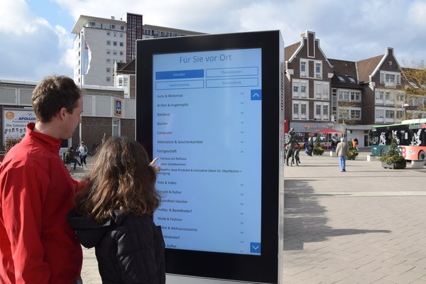 Die Stadtdisplays sind interaktiv. Wer die Anzeige berührt, gelangt direkt zur Suche mit allen registrierten Einzelhändlern, Dienstleistern und Gastronomen der Monheimer Lokalhelden. Foto: Birte Hauke