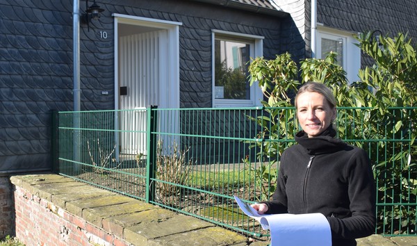 Anett Mesletzky beantwortet an der Franz-Boehm-Straße 10, direkt neben dem Pfarrbüro, alle Fragen zum Fassadenprogramm. Foto: Birte Hauke
