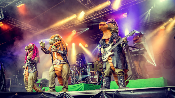 Die Band Heavysaurus spielt Kinder-Rock mit musikalischen Anleihen aus Hard Rock und Heavy Metal in Dinosaurierkostümen. Foto: Sony Music