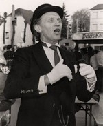 Emil Drösser gekleidet in einen schwarzen Anzug mit Krawatte, weißen Handschuhen und einer schwarzen Melone