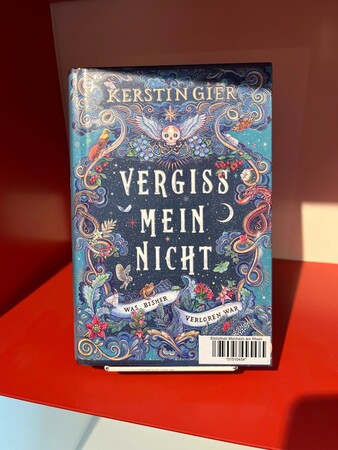 Der zweite Band der Triologie „Vergiss mein nicht“ ist neu erschienen und kann in der Bibliothek Monheim am Rhein ausgeliehen werden. Foto: Stephanie Docter