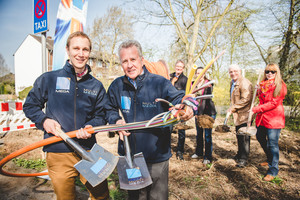 Mayor Daniel Zimmermann and MEGA Managing Director Udo Jürkenbeck are holding up spades and a fibre optic cable
