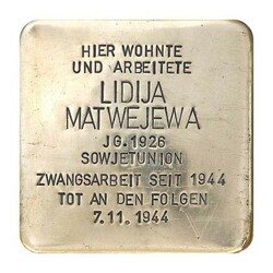 Stolperstein mit der Inschrift: Hier wohnte und arbeitete Lidija Matwejewa, JG. 1926, Sowjetunion, Zwangsarbeit seit 1944, Tot an den Folgen, 7.11.1944