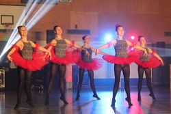 Fünf junge Frauen ist aufwändigen Tanzkleidern bei einer Tanzperformance