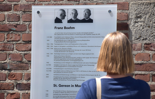 Eine Tafel liefert die wichtigsten Informationen zum Leben und Wirken von Pfarrer Franz Boehm.