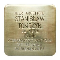 Stolperstein mit der Inschrift: Hier arbeitete Stanisław Tomczyk, JG. 1919, Polen, Zwangsarbeit seit 1939, Tot 21.21945, Bombenangriff