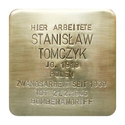 Stolperstein mit der Inschrift: Hier arbeitete Stanisław Tomczyk, JG. 1919, Polen, Zwangsarbeit seit 1939, Tot 21.21945, Bombenangriff