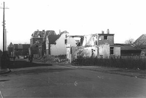 Ein zerstörtes Haus an der Alten Schulstraße nach dem Bombenangriff vom 21. Februar 1945