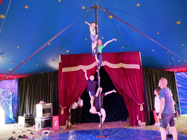 Akrobatik ist einer von insgesamt 14 Workshops, für den sich die Kinder in der Circus-Woche entscheiden können. 