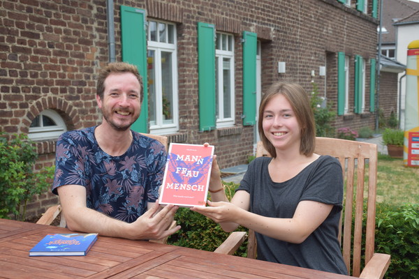 Siegfried Bast, Leiter der Jungen Monheimer Schreiber im Ulla-Hahn-Haus, und die 16-jährige Schülerin Lena Riemer sind stolz auf die erste Veröffentlichung im Sachbuch „Mann, Frau, Mensch“ von Jörg Bernardy. Foto: Birte Hauke