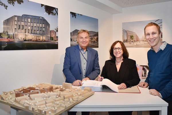 Ulrich Enzinger (l.), Geschäftsführender Gesellschafter der Tristar GmbH aus Berlin, die jetzt die Marke Holiday Inn Express & Suites nach Monheim am Rhein bringt, bei der Vertragsunterzeichnung mit Isabel Port, Geschäftsführerin der beiden Monheimer Einkaufszentren GmbHs und der Baumberger Einkaufszentrum GmbH, sowie Daniel Zimmermann, Bürgermeister der Stadt Monheim am Rhein. Foto: Thomas Spekowius