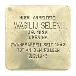 Stolperstein mit der Inschrift: Hier arbeitete Wasilij Seleni, JG. 1926, Ukraine, Zwangsarbeit seit 1942, Tot an den Folgen 9.2.1945