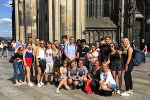 Eine Gruppe Jugendliche und junge Erwachsene auf dem Vorplatz des Kölner Doms