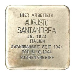 Stolperstein mit der Inschrift: Hier arbeitete Augusto Santandrea, JG. 1924, Italien, Zwangsarbeit seit 1944, Tot 6.10.1944 Bombenangriff