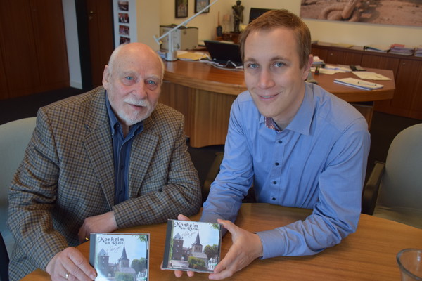 Lieder für den guten Zweck: Hier präsentiert Werner Weber mit Bürgermeister Daniel Zimmermann Exemplare seiner CD „Monheim am Rhein – I love you“. Foto: Norbert Jakobs
