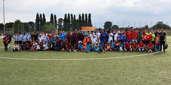 Gruppenbild im Rheinstadion: Rund 100 Jugendliche nahmen an dem Turnier teil. Foto: Norbert Jakobs