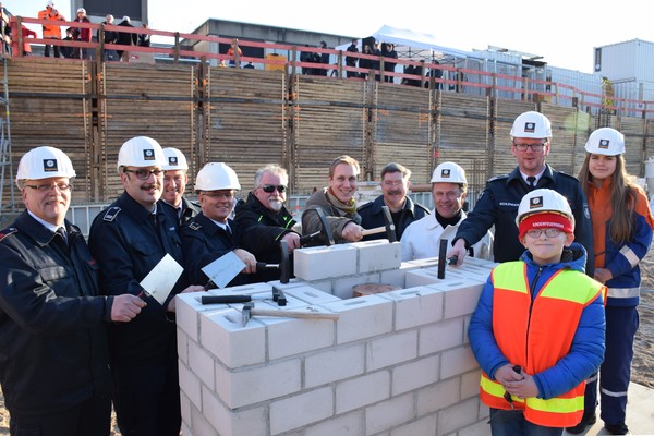 Voller Vorfreude blicken Bürgermeister Daniel Zimmermann, Vertreter der Feuerwehr und der Baufirma Implenia auf die Bauarbeiten in den kommenden zwei Jahren. Foto: Birte Hauke