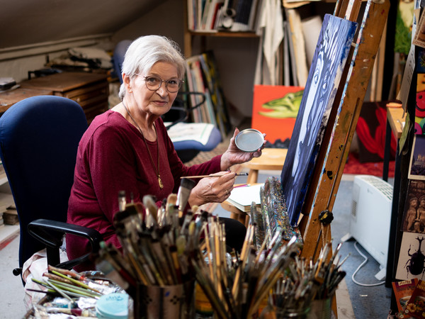 Malerin Hilde Weyler, hier in ihrem ehemaligen Atelier im Sojus 7, ist die treibende Kraft hinter der MonArt. Am Sonntag spricht sie über die Entwicklung der Ausstellung im Sojus-7-Sender Radio Rakete. Foto: Adrian Breuer