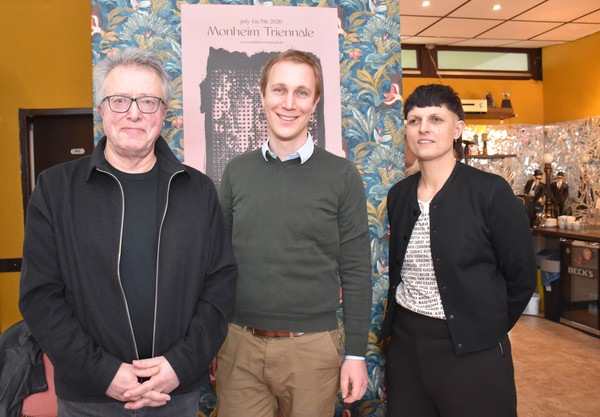 Reiner Michalke (v.l.n.r.), Intendant der Monheim Triennale, Bürgermeister Daniel Zimmermann und Kuratorin Swantje Lichtenstein freuten sich im Februar 2020 noch auf die Premiere im gleichen Jahr. Michalke ist nun bei Radio Rakete zu Gast. Foto: Thomas Spekowius