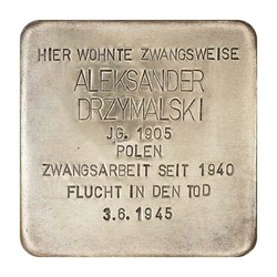 Stolperstein mit der Inschrift: Hier wohnte zwangsweise Aleksander Drzymalski, JG. 1905, Polen, Zwangsarbeit seit 1940, Flucht in den Tod, 3.6.1945