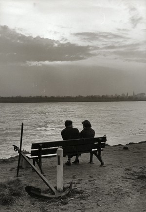 altes schwarz-weiß Foto: ein Paar auf einer Bank am Rheinufer